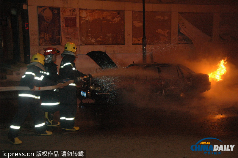 甘肅武威：夜市鬧區一轎車突發“自爆”
