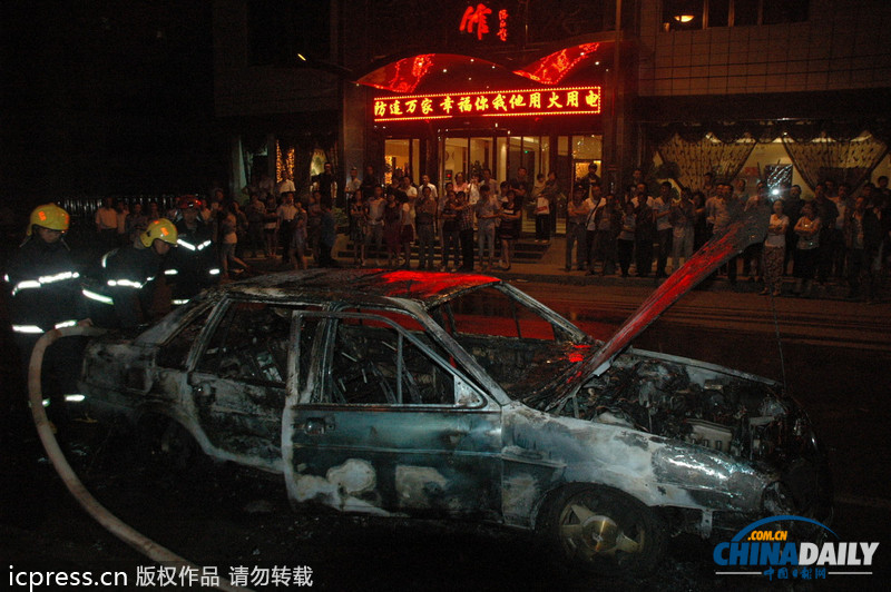 甘肅武威：夜市鬧區一轎車突發“自爆”