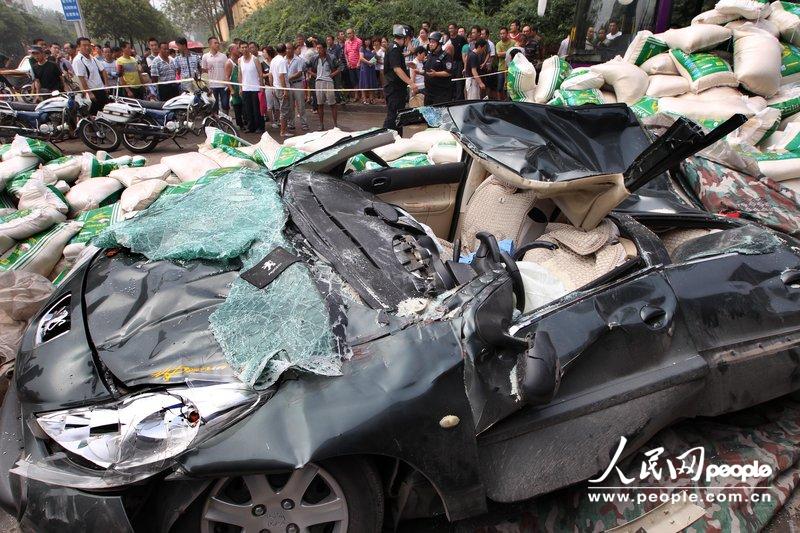 高清：河南大貨車側翻壓癟小轎車 女車主奇跡生還