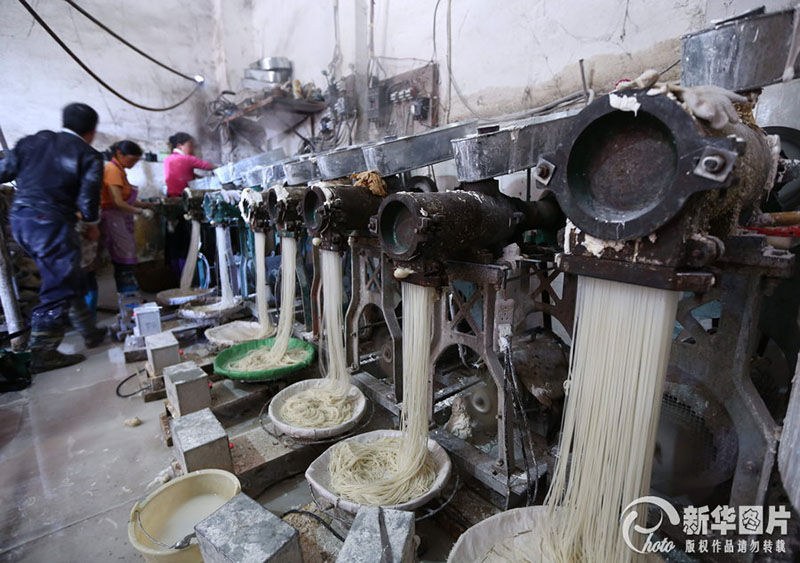 昆明查處黑窩點 洗腳水做出的黑米線