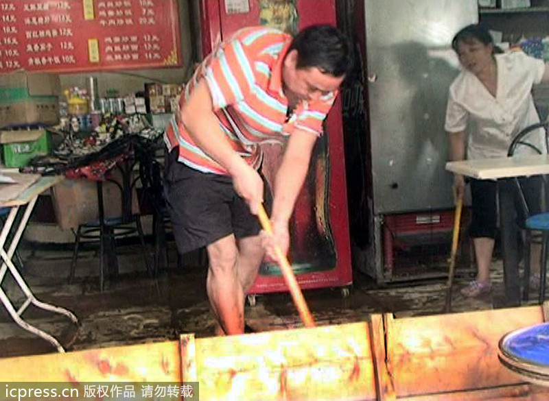 大雨襲城 南京橋北客運(yùn)站前一片汪洋