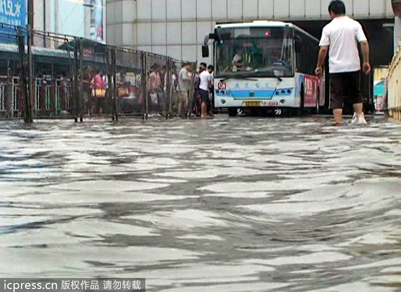 大雨襲城 南京橋北客運站前一片汪洋
