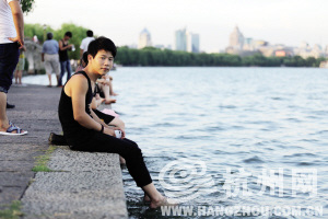 游客西湖“泡腳”惹爭議：求情趣還是低素質？