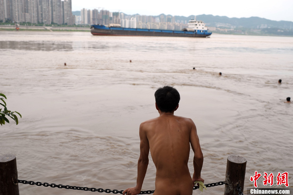 探訪重慶裸泳灘