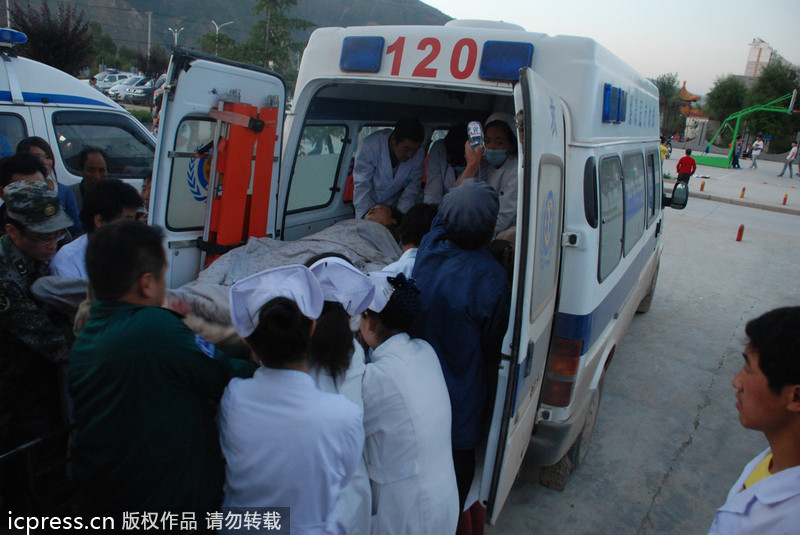 甘肅定西岷縣隨固村受災嚴重 受傷村民轉運蘭州醫院