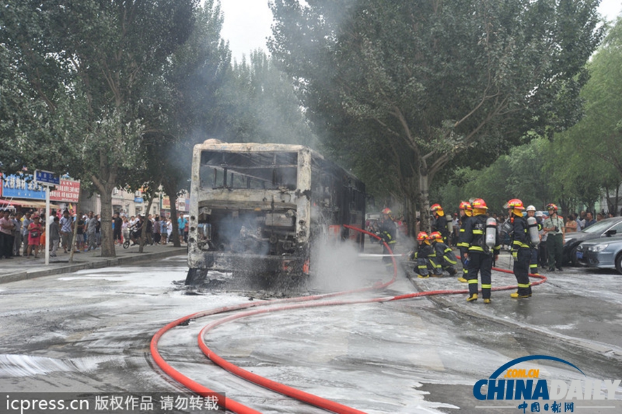 沈陽240路公交車發生自燃 路人紛紛協助滅火