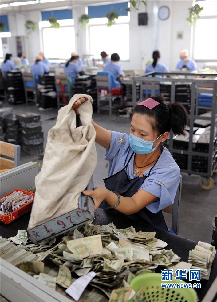 探訪鄭州公交點鈔流水線：數錢數到手抽筋