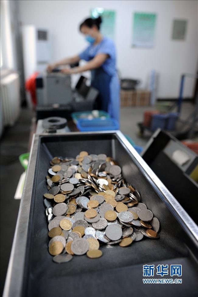 探訪鄭州公交點鈔流水線：數錢數到手抽筋