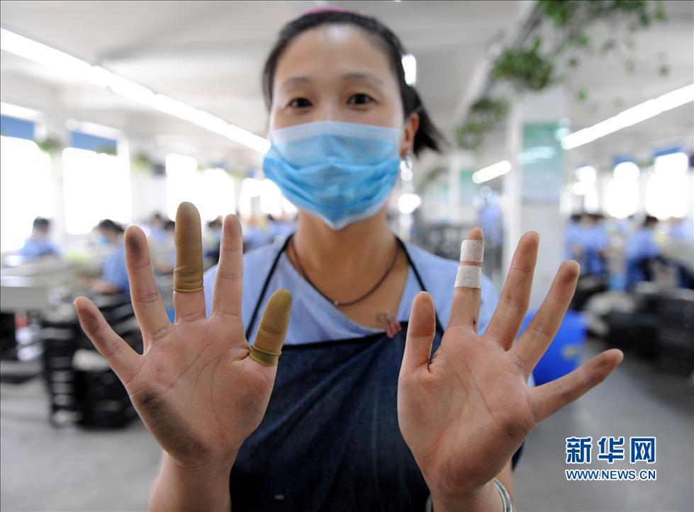 探訪鄭州公交點(diǎn)鈔流水線：數(shù)錢(qián)數(shù)到手抽筋