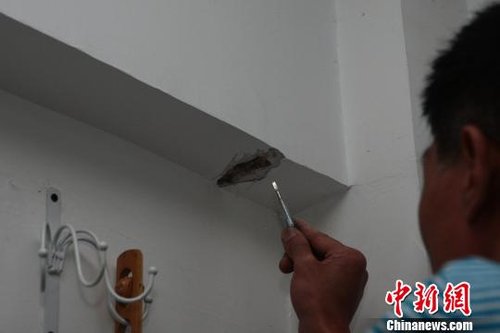 太原現“樓歪歪” 房屋墻體錯位裂縫一指寬（圖）