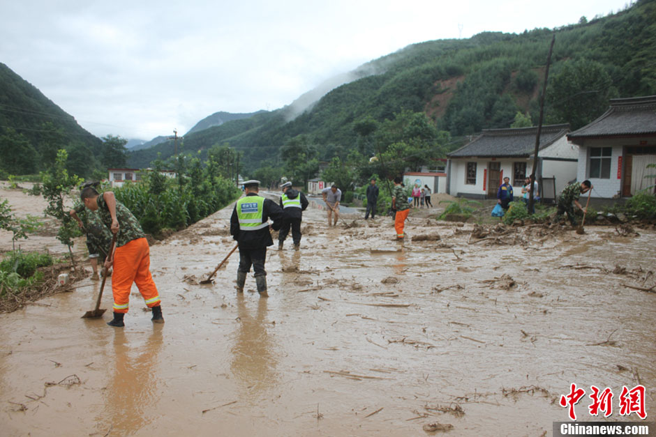 甘肅徽縣遭遇強(qiáng)降雨襲擊發(fā)生洪災(zāi) 國道被沖毀