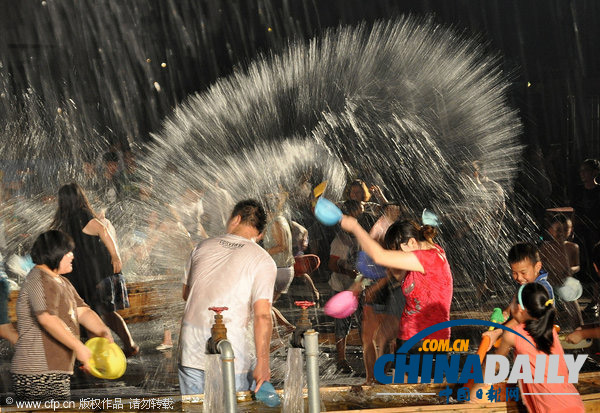 杭州：千島湖潑水節(jié)舉行 游客潑水享清涼