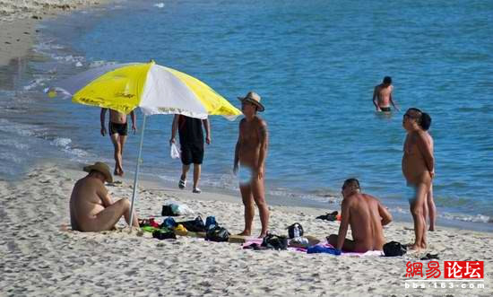 三亞現(xiàn)全裸天體海灘 堪比海天盛宴