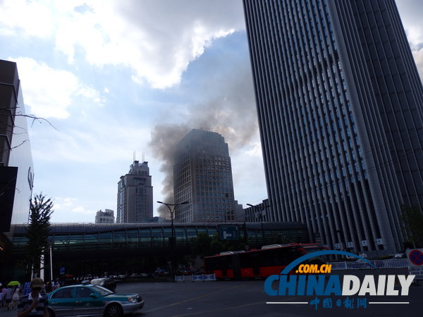 高清：杭州大廈外墻發(fā)生火災(zāi) 暫無人員傷亡