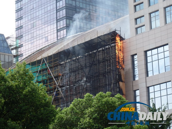 高清：杭州大廈外墻發生火災 暫無人員傷亡