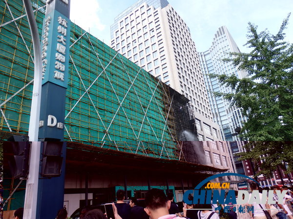 高清：杭州大廈外墻發生火災 暫無人員傷亡