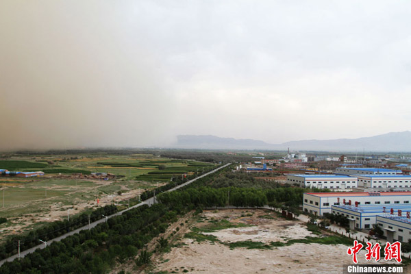 甘肅張掖遭遇大風(fēng)揚(yáng)沙侵襲