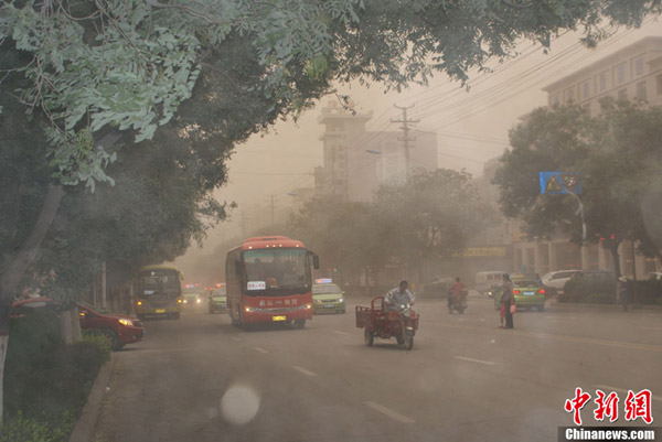 甘肅張掖遭遇大風揚沙侵襲