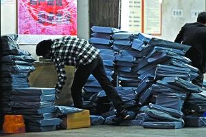 快遞員自爆快遞業的罪與罰 拆包取件并不少見