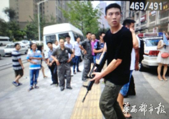 成都華潤24城疑發(fā)生槍擊事件 槍戰(zhàn)已致一人死亡（組圖）