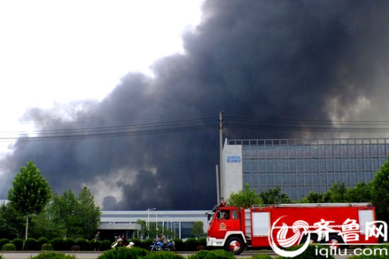山東淄博一科技園突發大火 現場濃煙滾滾