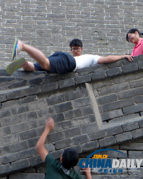 10余青年為逃票攀爬西安古城墻
