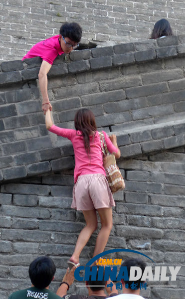 10余青年為逃票攀爬西安古城墻