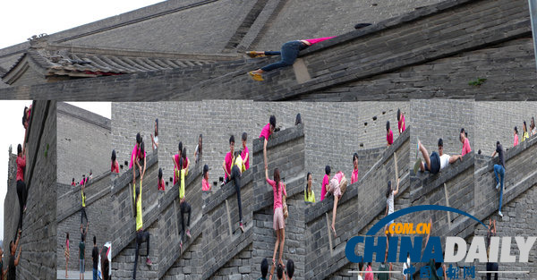 10余青年為逃票攀爬西安古城墻
