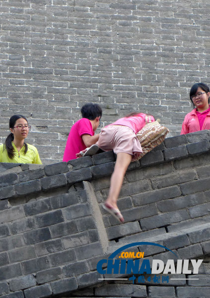 10余青年為逃票攀爬西安古城墻