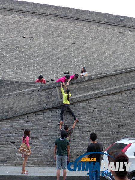 10余青年為逃票攀爬西安古城墻