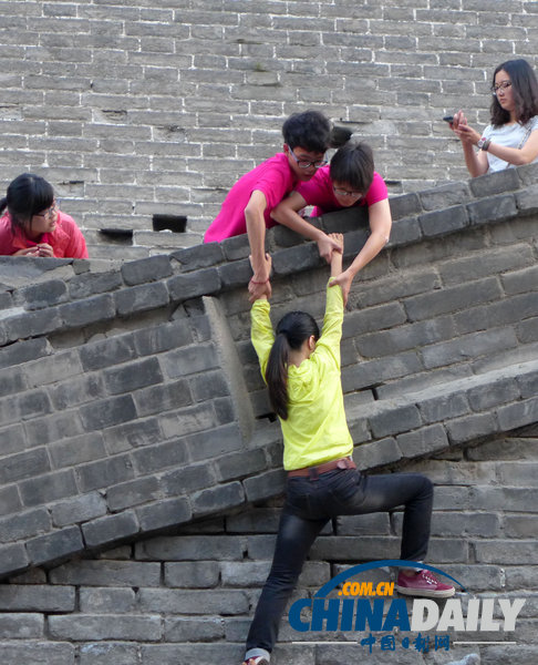 10余青年為逃票攀爬西安古城墻