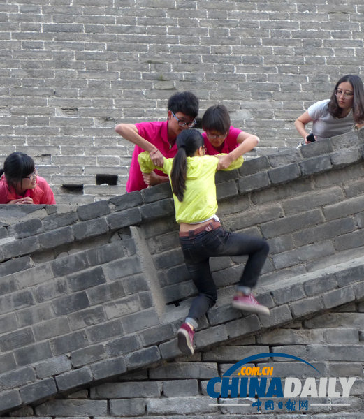 10余青年為逃票攀爬西安古城墻