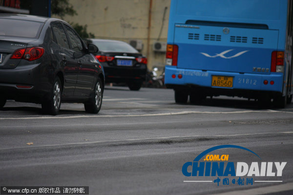 江蘇無錫：持續高溫令多條馬路成“波浪路”