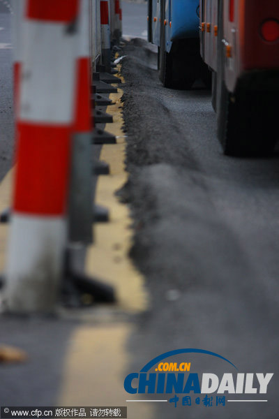 江蘇無錫：持續(xù)高溫令多條馬路成“波浪路”