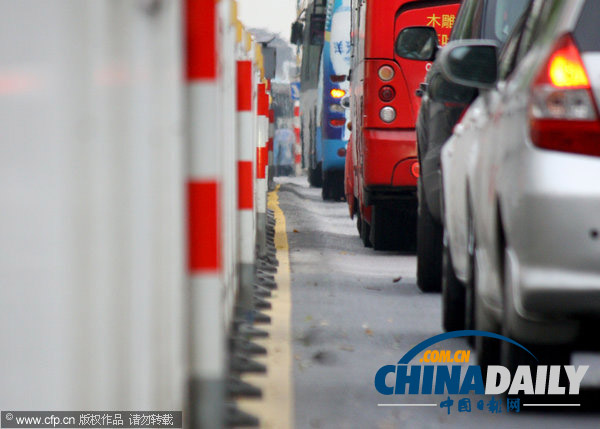 江蘇無錫：持續高溫令多條馬路成“波浪路”