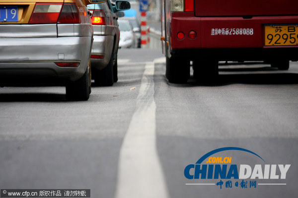 江蘇無錫：持續(xù)高溫令多條馬路成“波浪路”