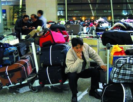 航班延誤逼出“空怒族” 起飛不限制被指轉移矛盾