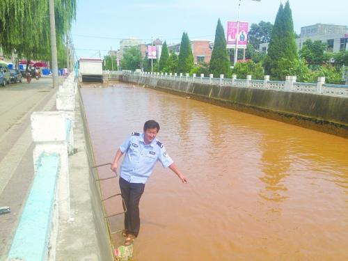 市民勸民警救助落水老人反遭打 被罵多管閑事(圖)