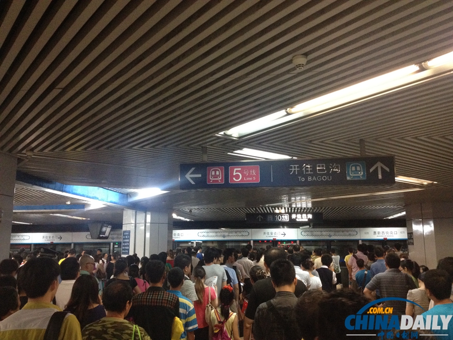 北京地鐵十號(hào)線今晨又現(xiàn)故障 乘客滯留站臺(tái)