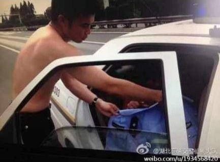 烈日阻擋不了的愛心：交警脫衣遮擋裸身智障女