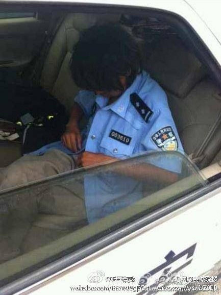 烈日阻擋不了的愛心：交警脫衣遮擋裸身智障女