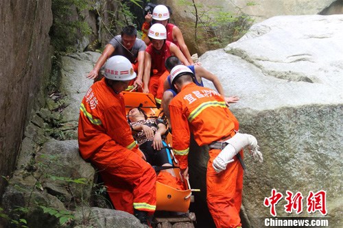 老年驢友摔傷被困山崖 三峽消防緊急救援