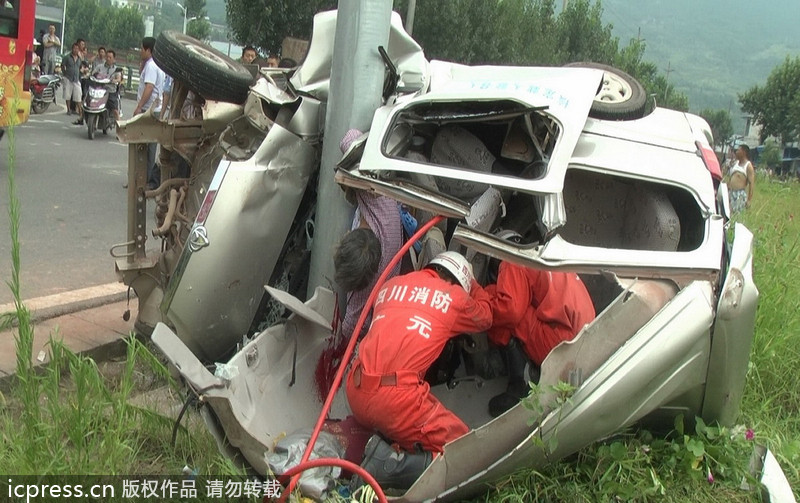 四川廣元天曌山一面包車側翻 事故造成2死4傷