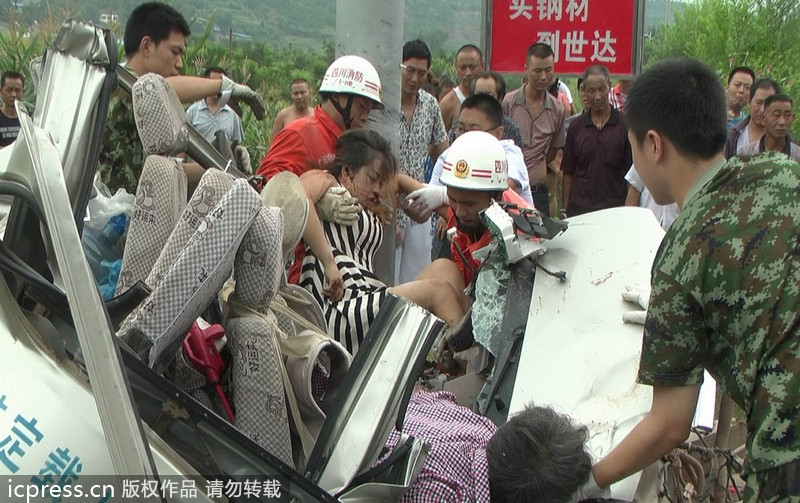 四川廣元天曌山一面包車側(cè)翻 事故造成2死4傷