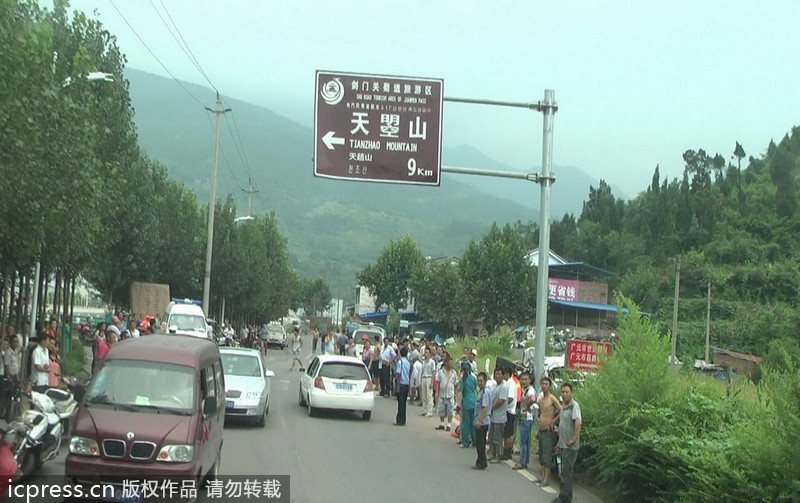 四川廣元天曌山一面包車側(cè)翻 事故造成2死4傷