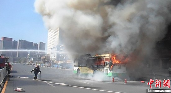 武漢一公交車自燃引發大火 數十名乘客安全逃生(組圖）