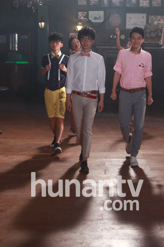 2013快男十強拍攝MV 賈盛強華晨宇裝驚訝賣萌
