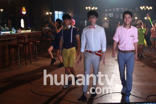 2013快男十強(qiáng)拍攝MV 賈盛強(qiáng)華晨宇裝驚訝賣萌