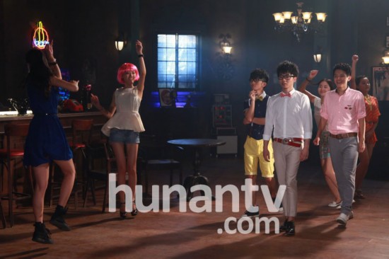 2013快男十強拍攝MV 賈盛強華晨宇裝驚訝賣萌