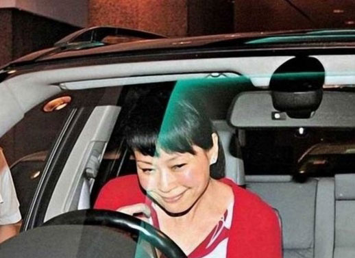 韓紅連續(xù)3次違反交規(guī)引圍觀 揭違法明星